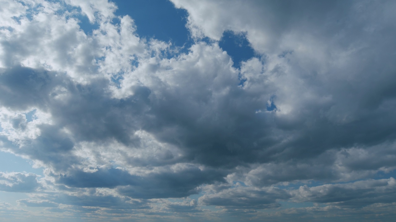 热带夏季的阳光和太阳光。大雨后天空中五彩缤纷的层积云。间隔拍摄。视频素材