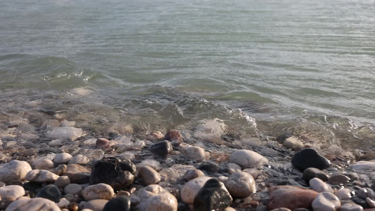 白天有岩石和海浪的圆石滩视频素材