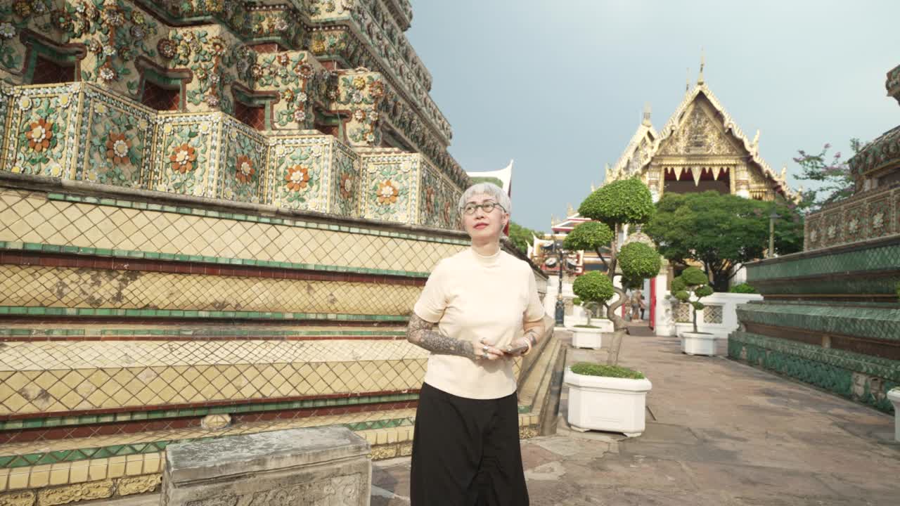 高级女性在泰国旅游。视频素材