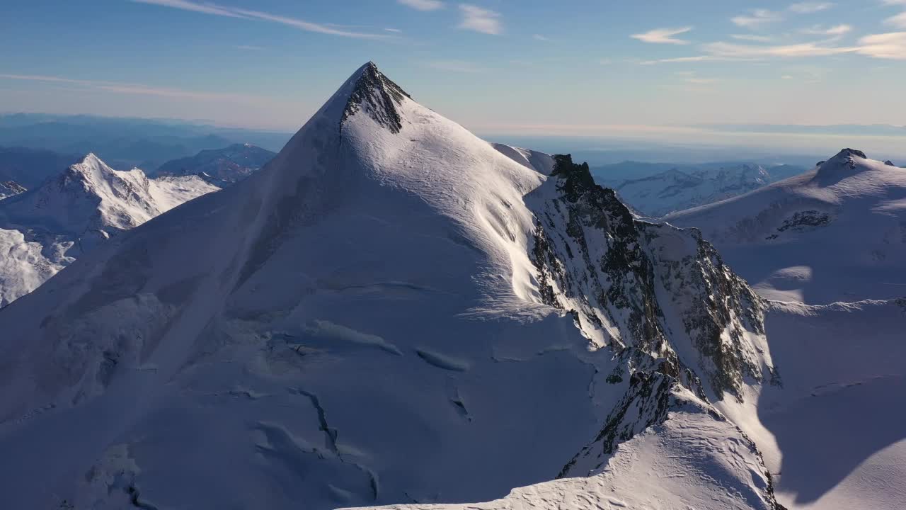 瑞士阿尔卑斯山萨斯费滑雪场的空中全景图视频素材