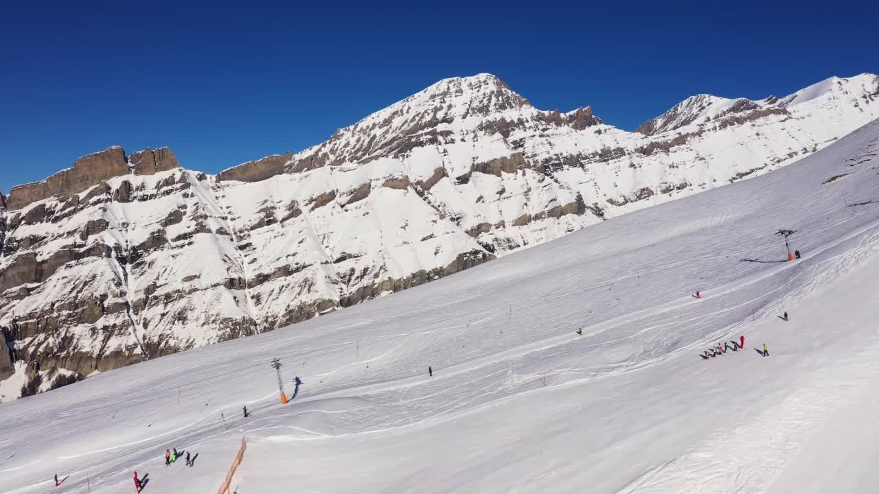 冬天的瑞士阿尔卑斯山的Leukerbad滑雪胜地视频素材