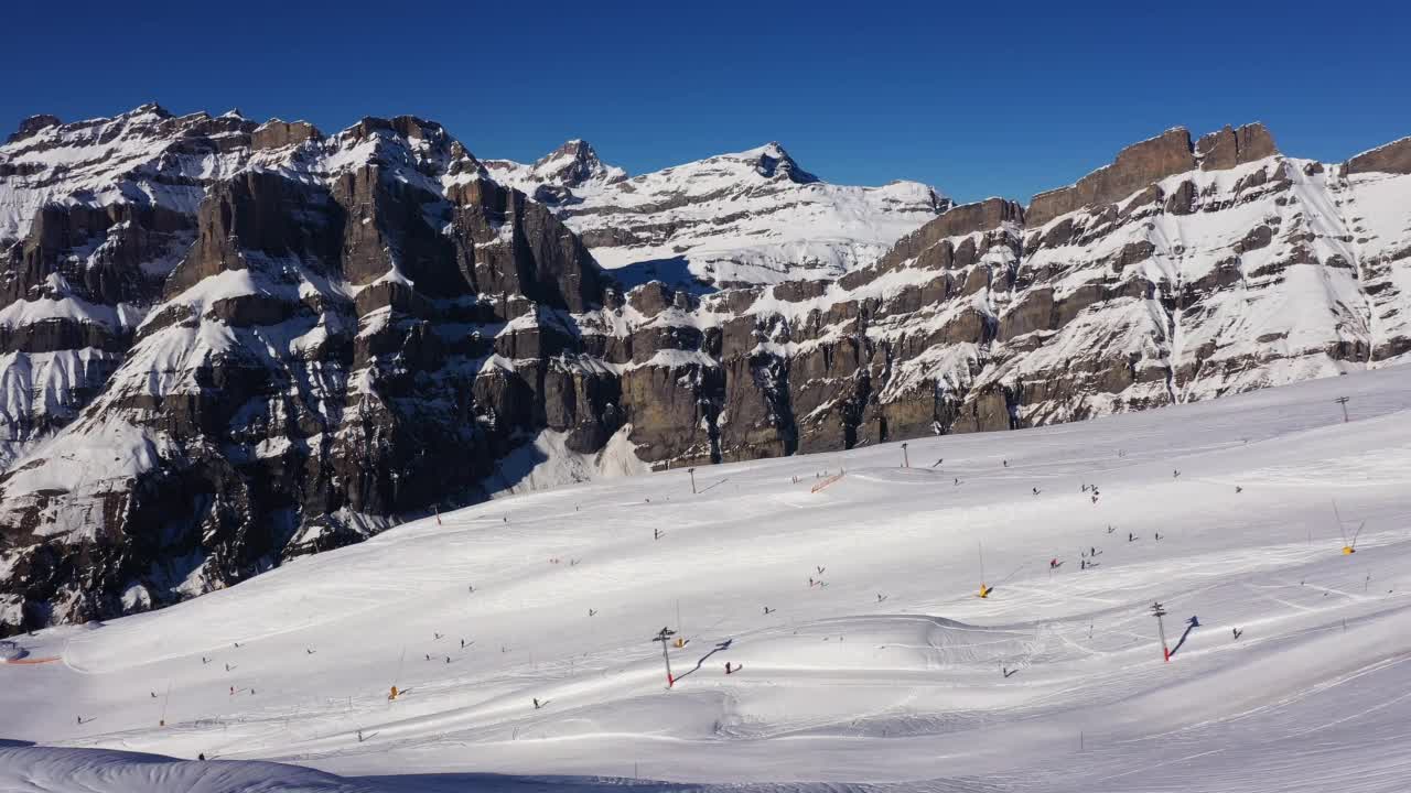 冬天的瑞士阿尔卑斯山的Leukerbad滑雪胜地视频素材