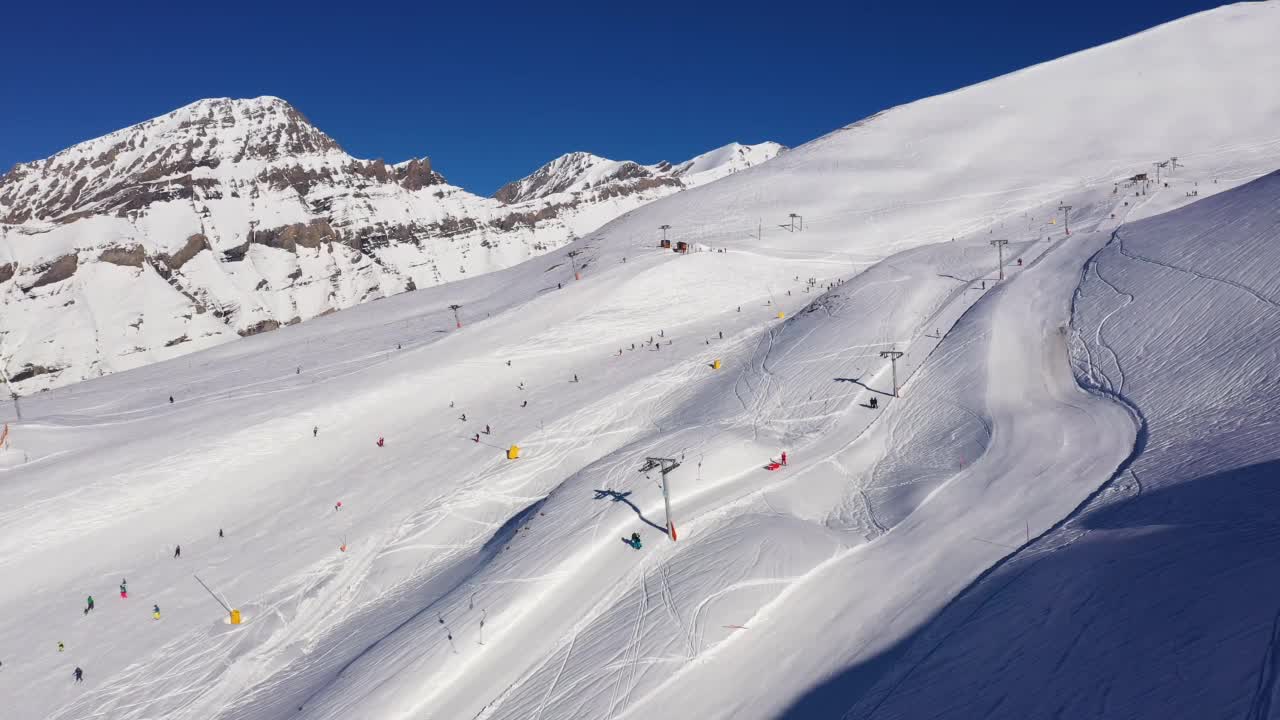 冬天的瑞士阿尔卑斯山的Leukerbad滑雪胜地视频素材