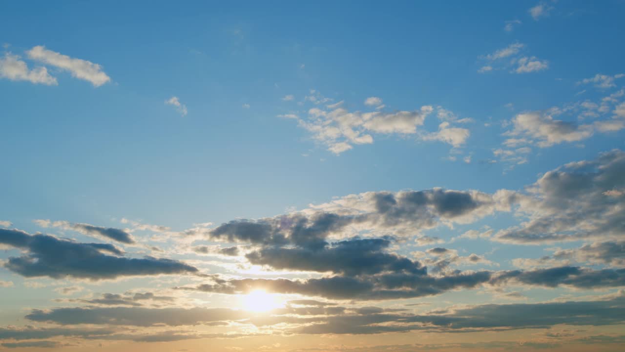 日落时明亮的夜空纹理。燃烧的黎明上的云层背景。间隔拍摄。视频素材