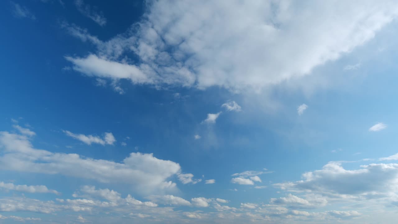 夏天蔚蓝的天空和蓬松的白云。白云飘过蓝天。间隔拍摄。视频素材