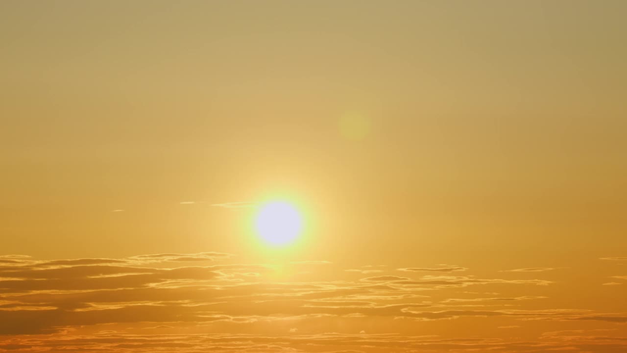 夏天的天空在日落与云。热带夏季阳光下的云景。间隔拍摄。视频素材