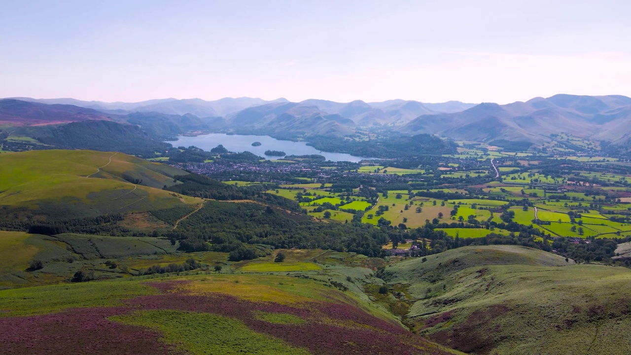 英国西北部坎布里亚郡(Cumbria)的一个地区和国家公园——湖区凯斯威克(Keswick)周围小山的鸟瞰图视频素材