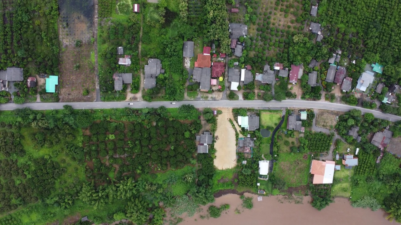 受雨季洪水影响的稻田或农业地区的鸟瞰图。滂沱大雨和洪水淹没农田后泛滥的河流俯视图。视频素材