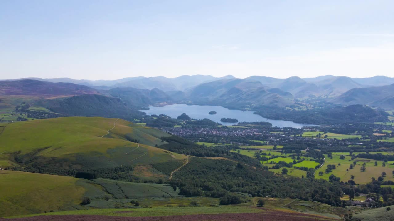 英国西北部坎布里亚郡(Cumbria)的一个地区和国家公园——湖区凯斯威克(Keswick)周围小山的鸟瞰图视频素材