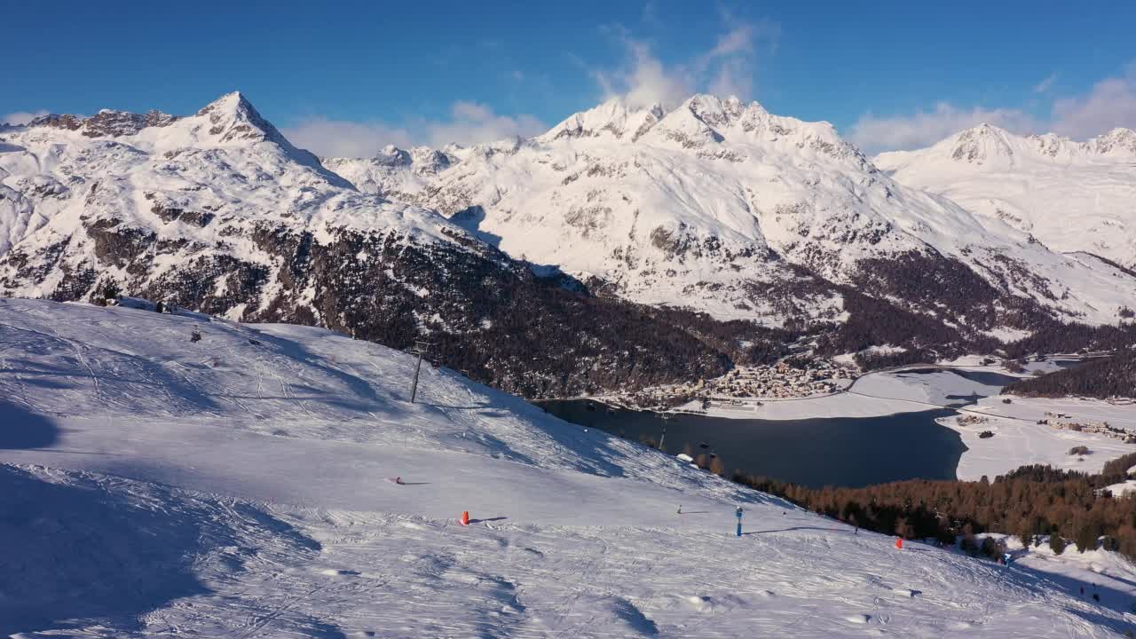 瑞士阿尔卑斯山西尔瓦普拉纳湖上的Corvatsch滑雪坡视频素材