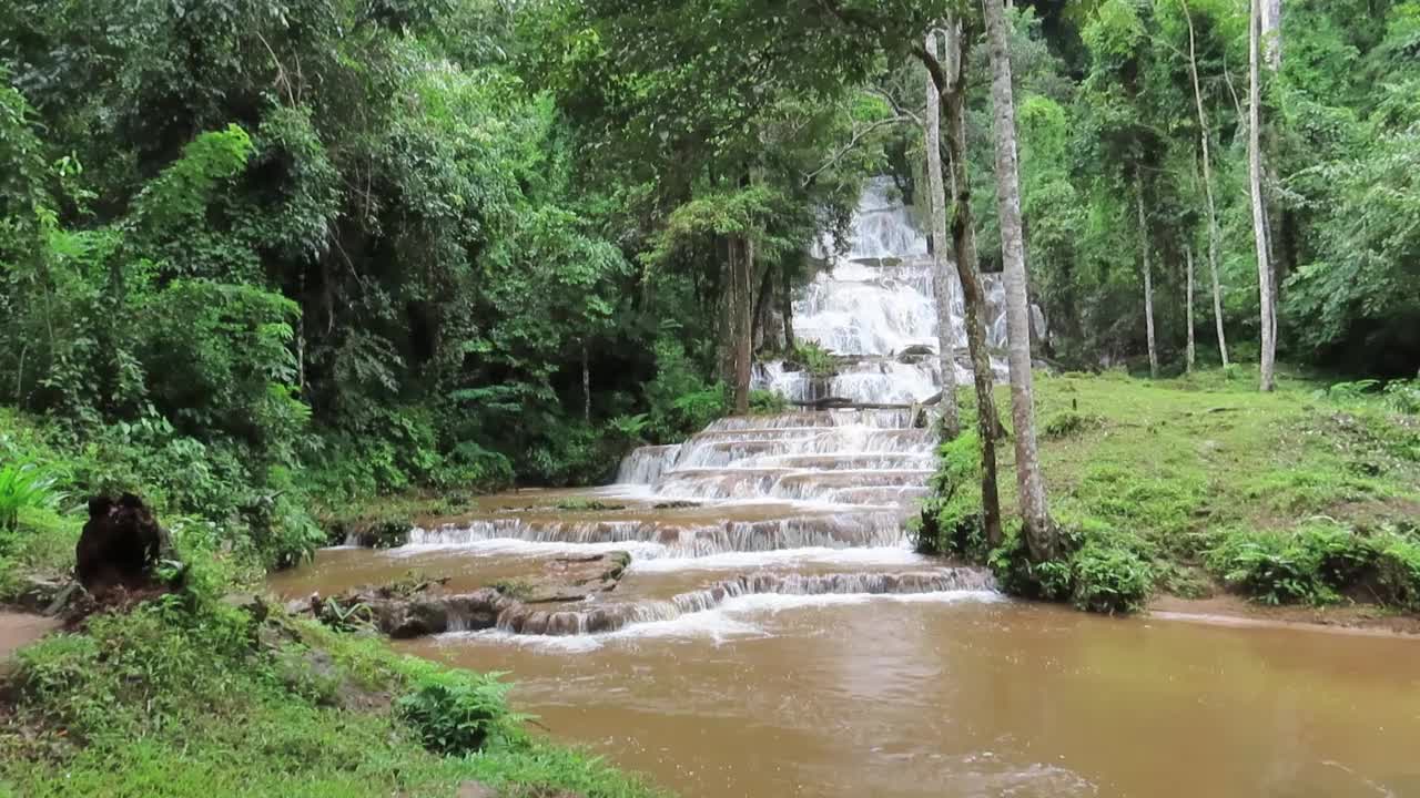 在雨林瀑布。泰国，波布拉，法加鲁恩瀑布视频素材