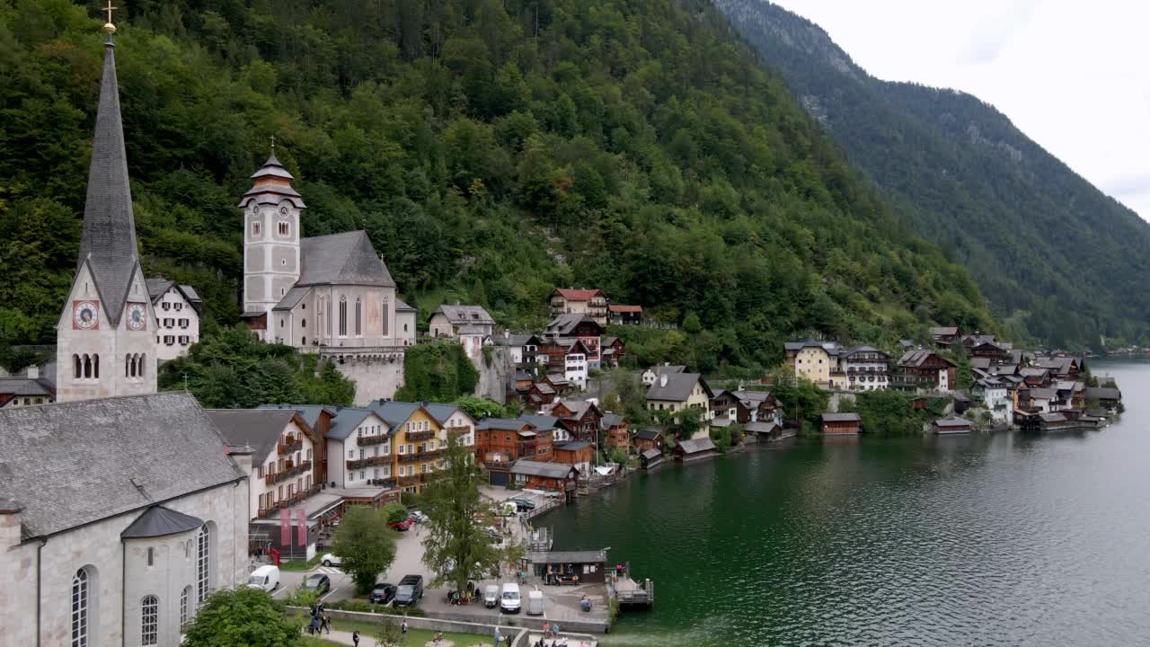 奥地利阿尔卑斯山著名的哈尔施塔特山村。奥地利哈尔斯塔特萨尔斯卡默古特地区。视频素材