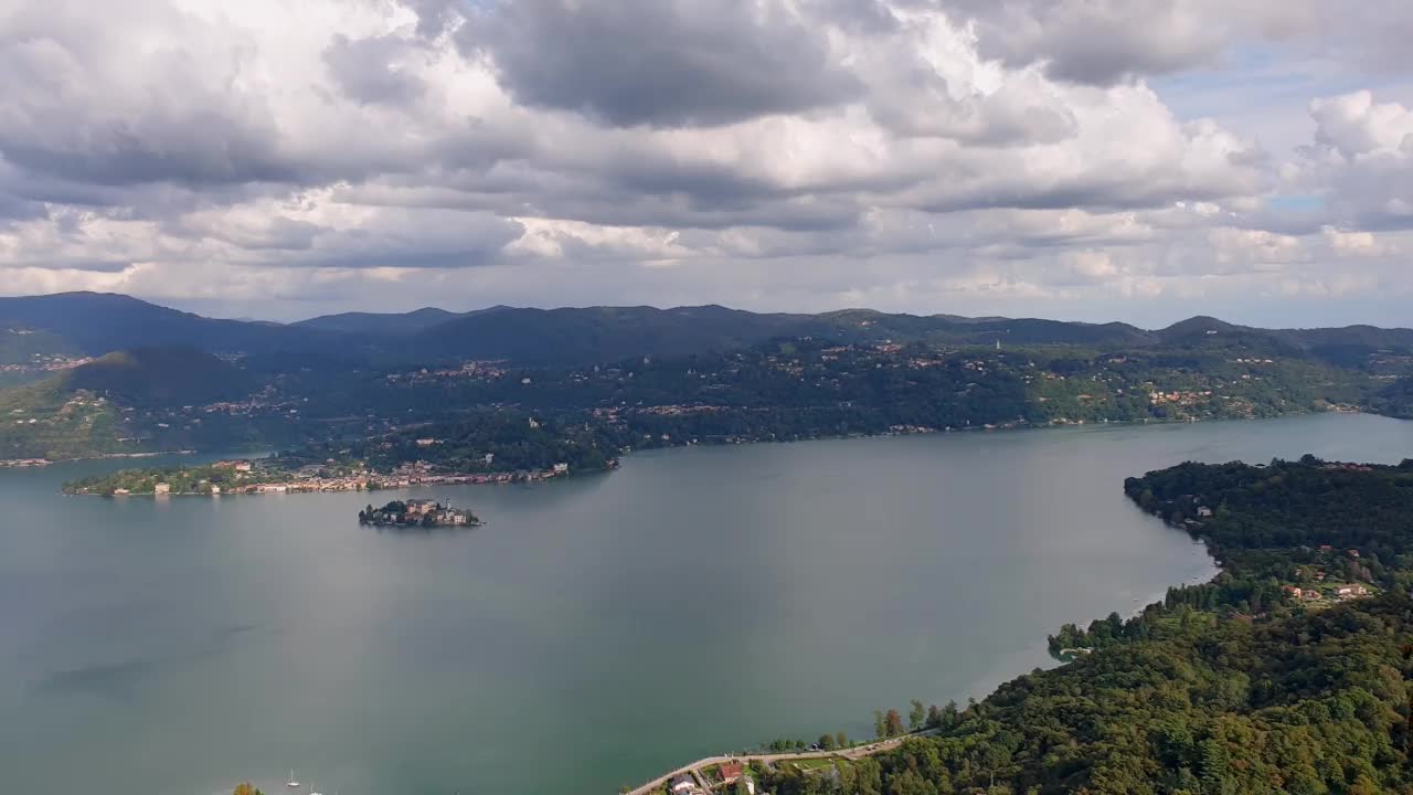 意大利圣朱利奥岛和奥尔塔湖的圣母萨索全景视频素材