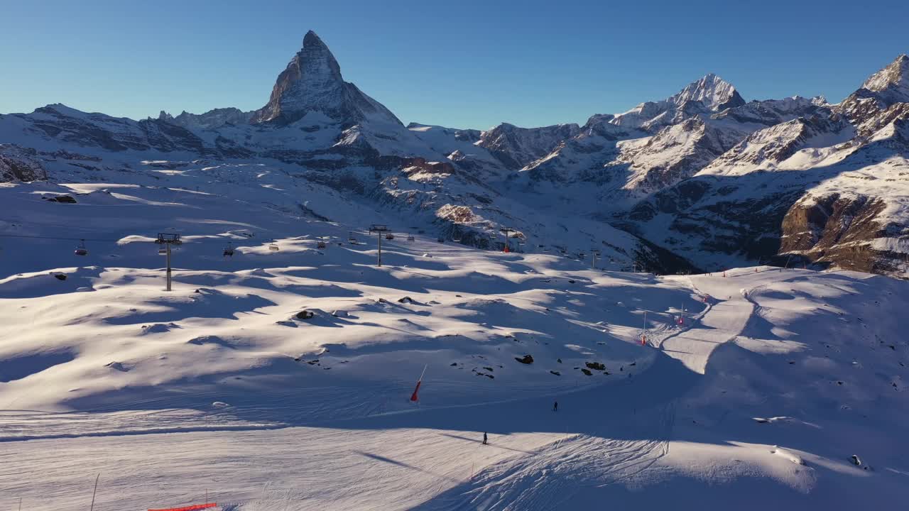 采尔马特滑雪场和瑞士阿尔卑斯山的马特洪峰视频素材