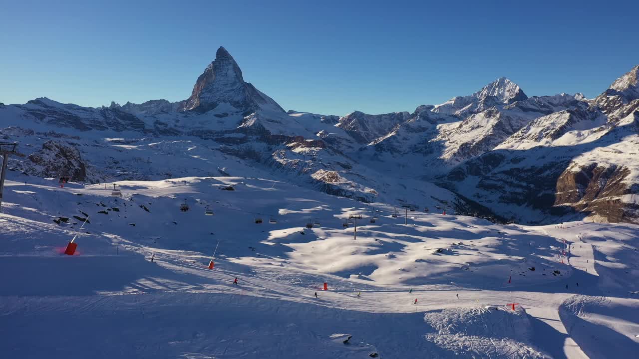 采尔马特滑雪场和瑞士阿尔卑斯山的马特洪峰视频素材