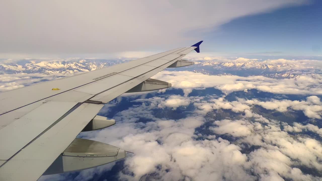 空客A320飞机机翼飞过阿尔卑斯山的过程板乘客pov。旅游和航空运输的概念视频素材