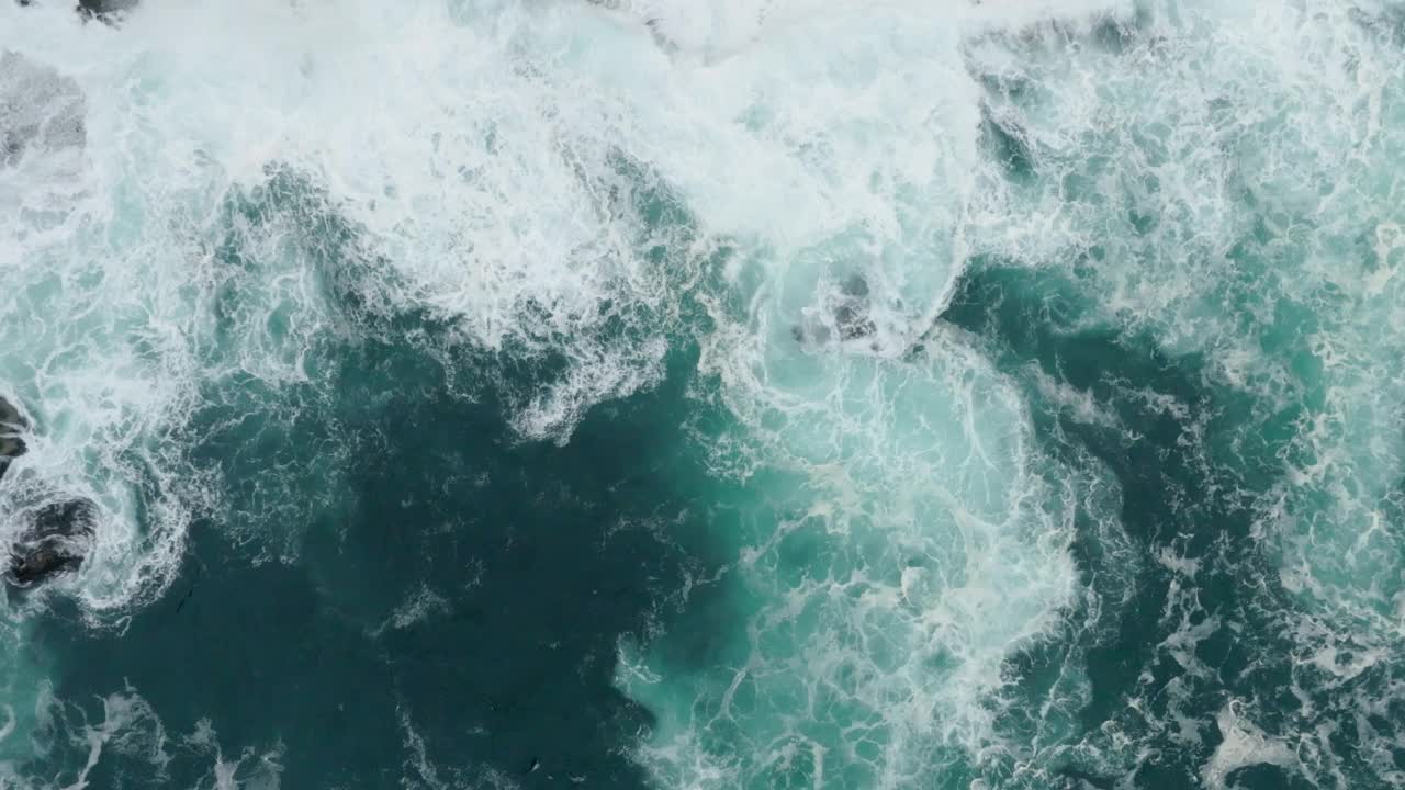 高空向上的慢动作拍摄海浪溅在岛上-法罗群岛，丹麦视频素材