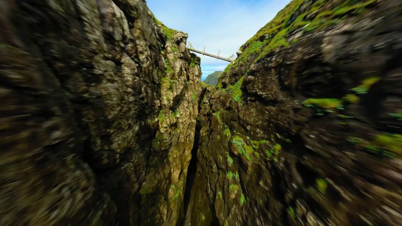 空中下降倾斜的风景拍摄的岩层在海上，无人机向前飞向飞翔的鸟-法罗群岛，丹麦视频素材