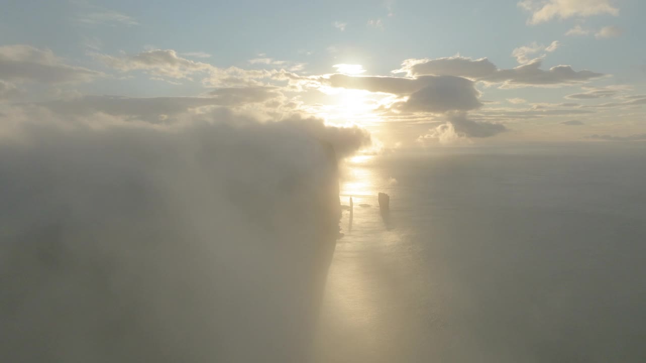 空中风景的云在岛上，无人机向前飞行在海-法罗群岛，丹麦视频素材