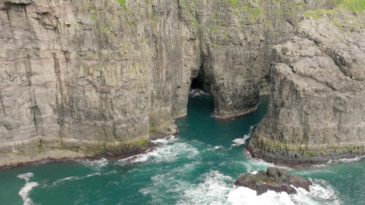 空中美丽的岩层，无人机向后飞越海-法罗群岛，丹麦视频素材