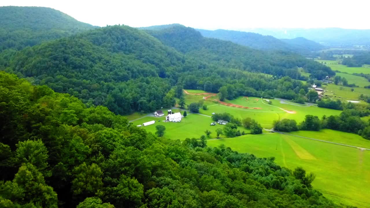 空中向前拍摄的房子在山的绿色景观-阿什维尔，北卡罗来纳州视频素材