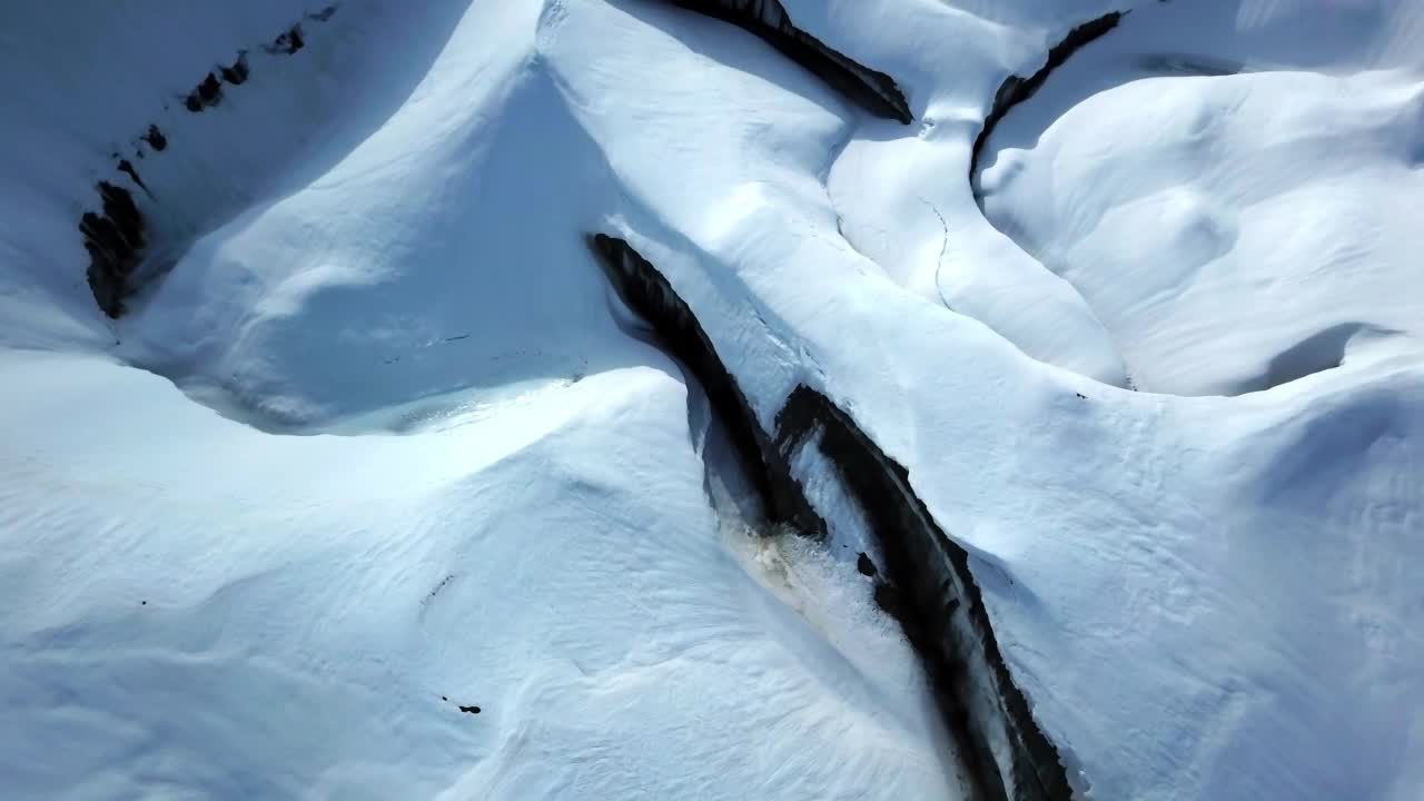 从空中俯瞰宁静的坎威尔冰川，无人机飞过雪景视频素材