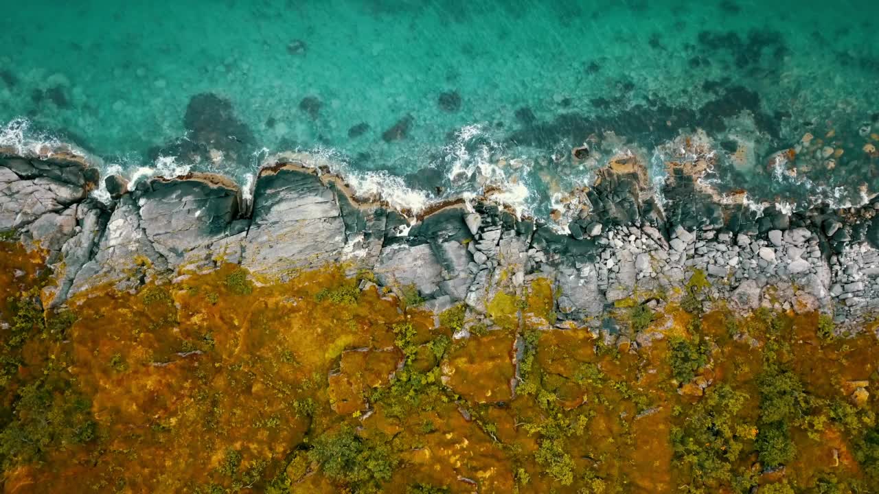 空中俯瞰美丽的海浪溅在天然悬崖上的景色——挪威特罗姆瑟视频素材