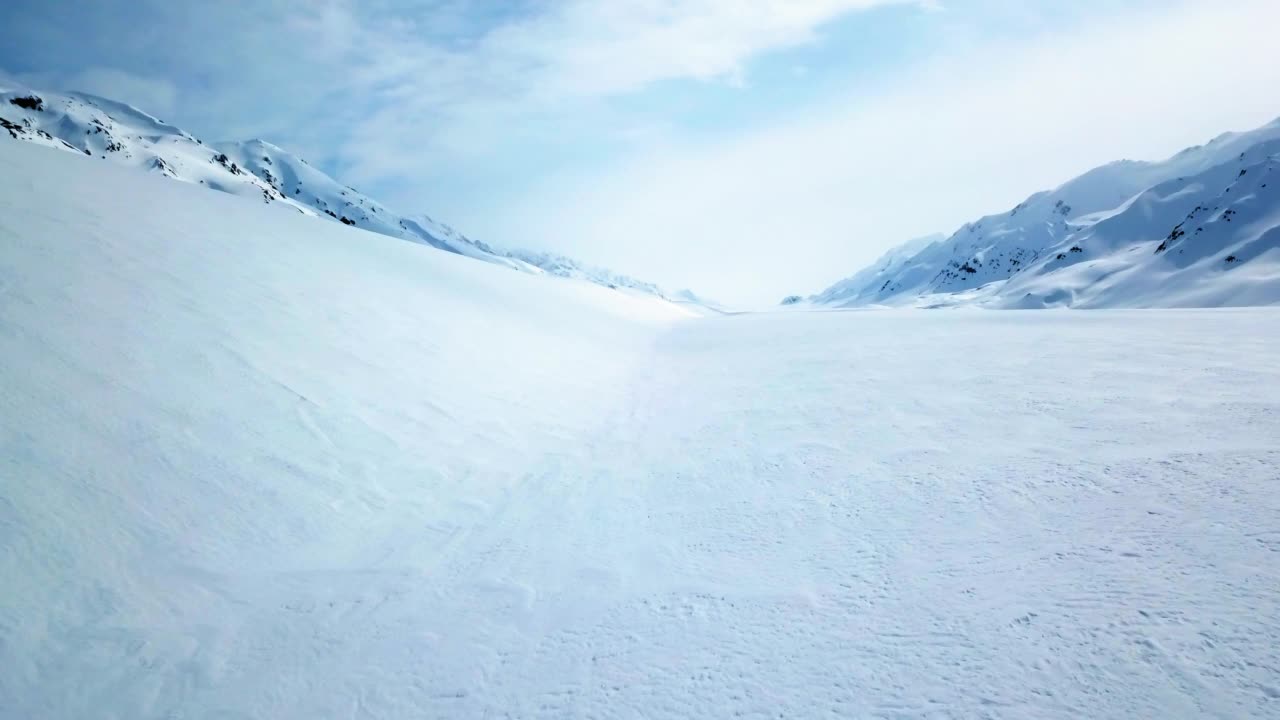 空中:雪山中宁静的风景，无人机在风景上向后飞行-坎威尔冰川，阿拉斯加视频素材