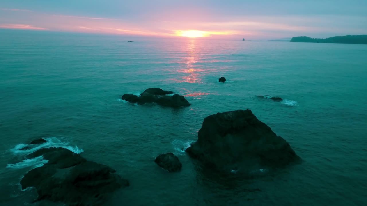 空中向前的美丽景象，波澜起伏的海洋对着戏剧性的天空-苏斯瓦夫国家森林，俄勒冈州视频素材