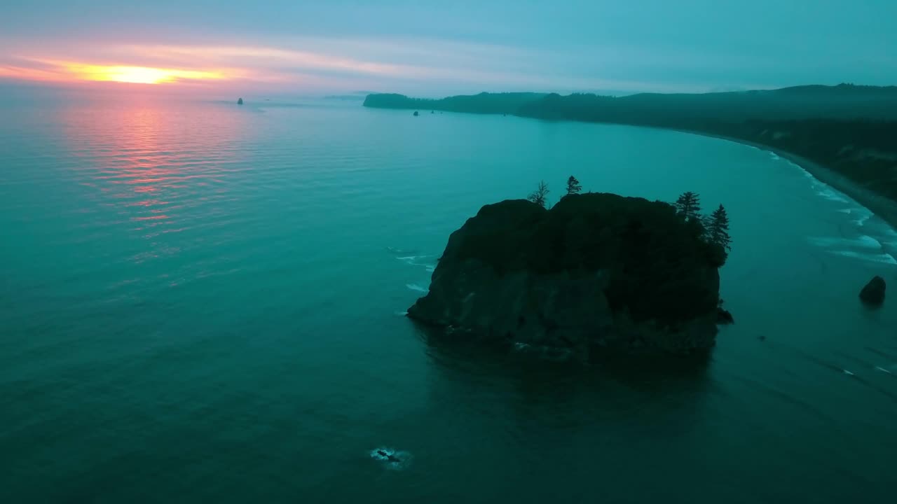 日落时悬崖上森林的空中向后美丽海景——俄勒冈州的苏斯瓦夫国家森林视频素材