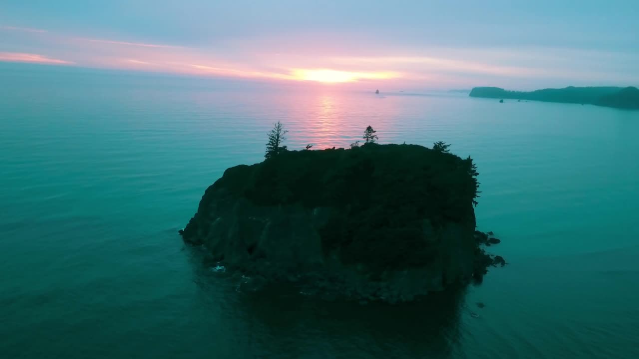 空中拍摄日落悬崖边海浪的美丽景色——俄勒冈州的Siuslaw国家森林视频素材