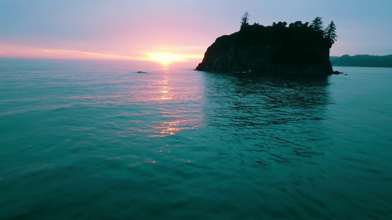 空中向前的风景拍摄的岩石在海浪的海洋在日落- Siuslaw国家森林，俄勒冈州视频素材