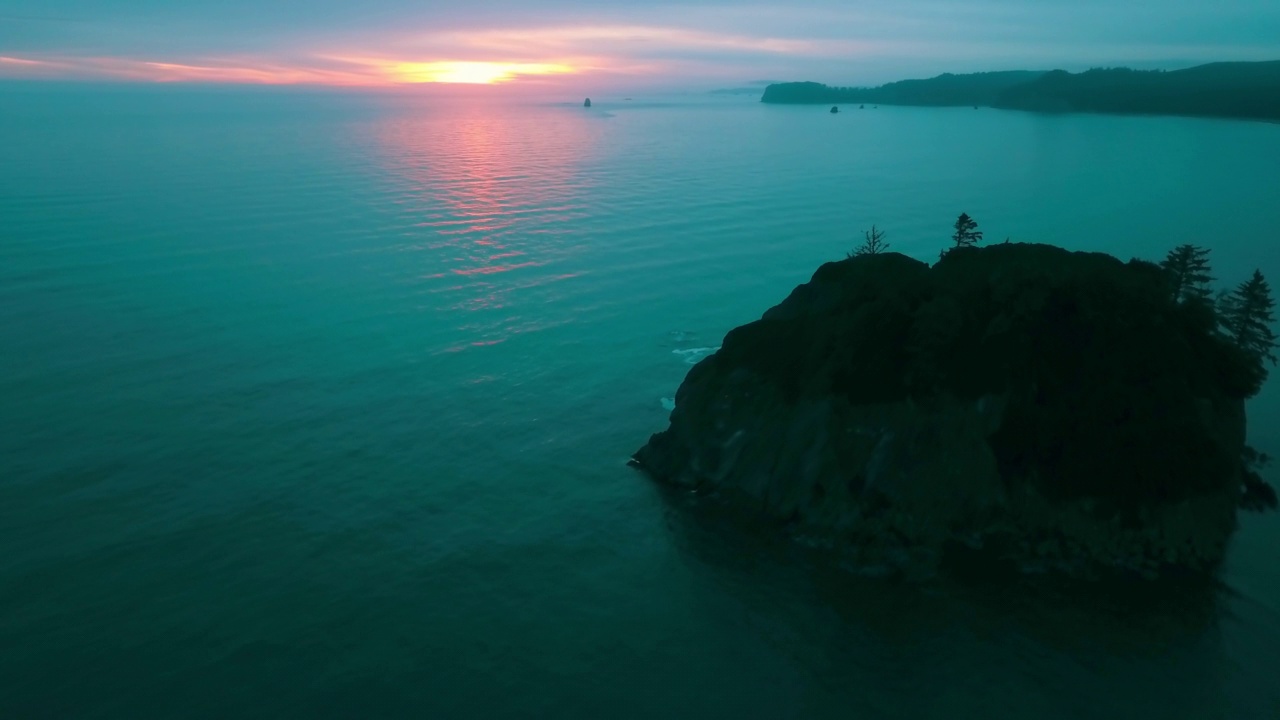 海浪中岩石的航拍风景，无人机在戏剧性的日落中向前飞行——俄勒冈州的Siuslaw国家森林视频素材