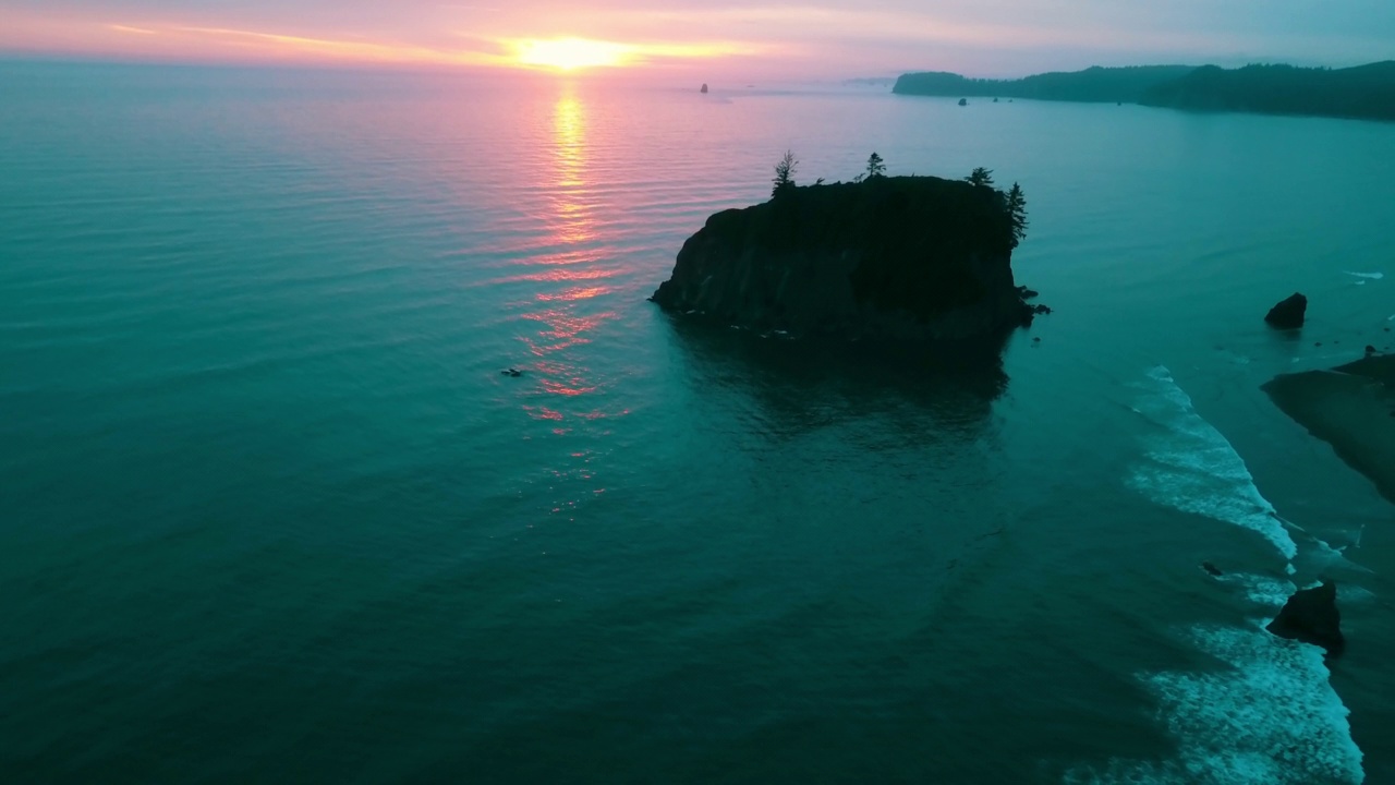 海上自然岩石的空中落后风景，无人机飞越森林-苏斯法国家森林，俄勒冈州视频素材