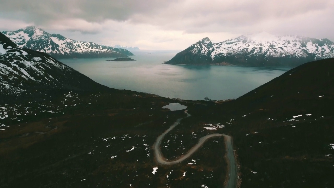 空中倾斜的美丽海景在雪山和多云的天空中-挪威特罗姆瑟视频素材