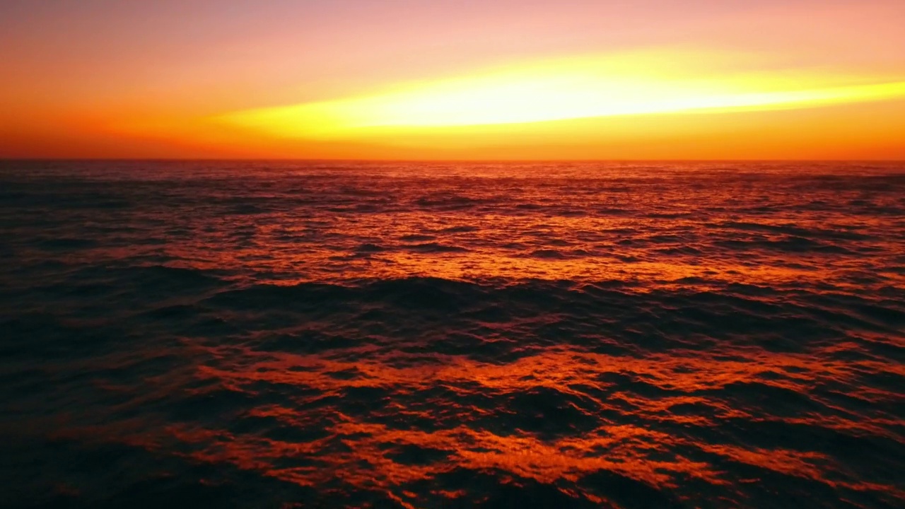 在日落时，橙色的天空下，海浪中的岩石在空中向前的风景——俄勒冈州的Siuslaw国家森林视频素材