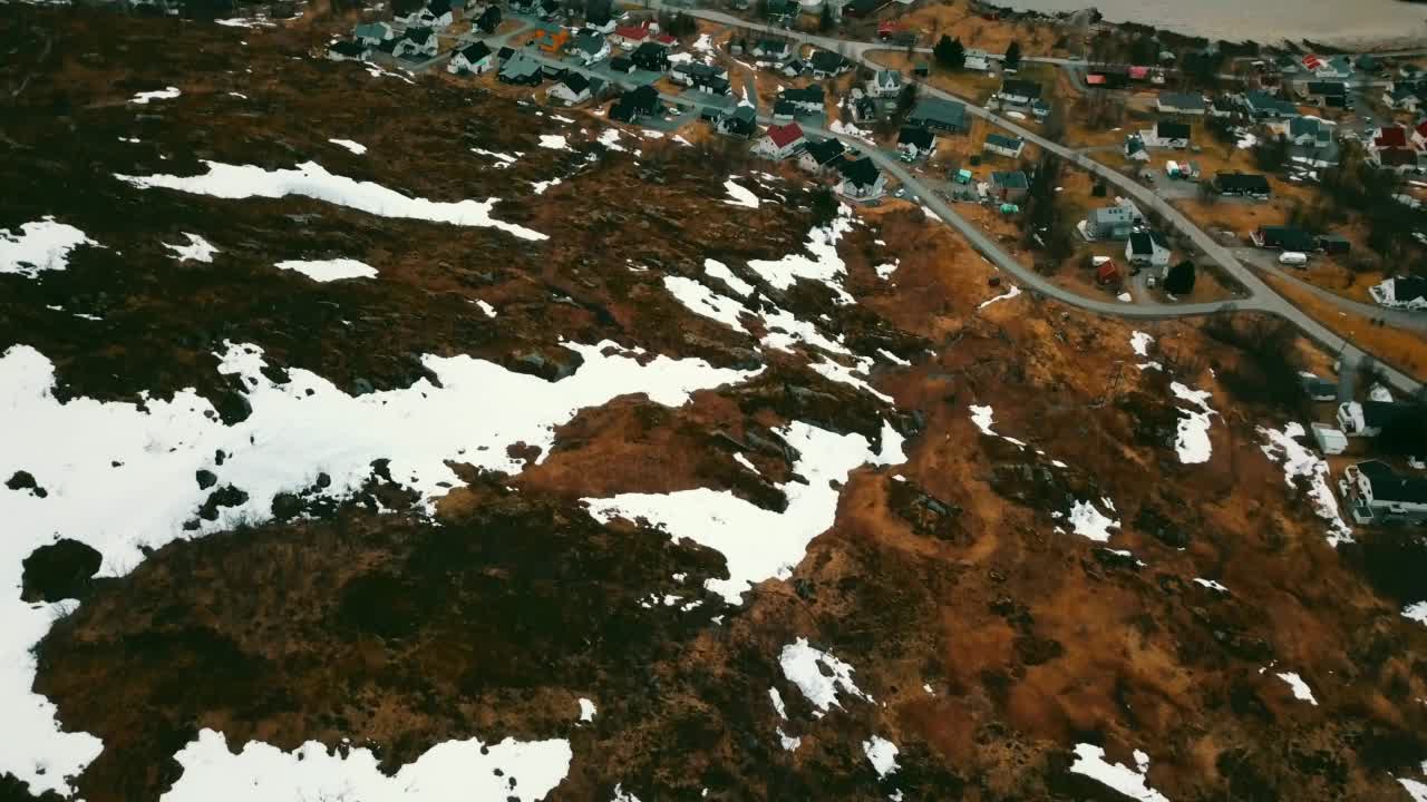 空中倾斜拍摄的房子在雪山中的海上-特罗姆瑟，挪威视频素材