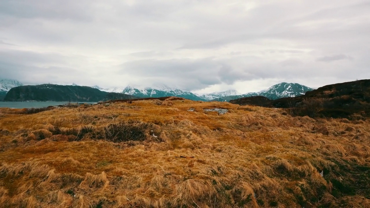 空中拍摄山上冰川的美丽景色，无人机飞越自然景观-挪威特罗姆瑟视频素材