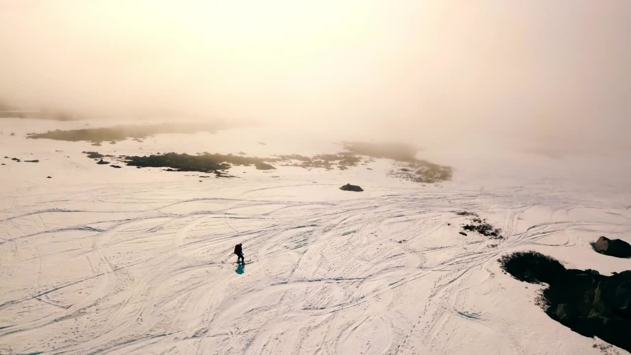 空中拍摄的游客在雪山滑雪期间度假-特罗姆瑟，挪威视频素材