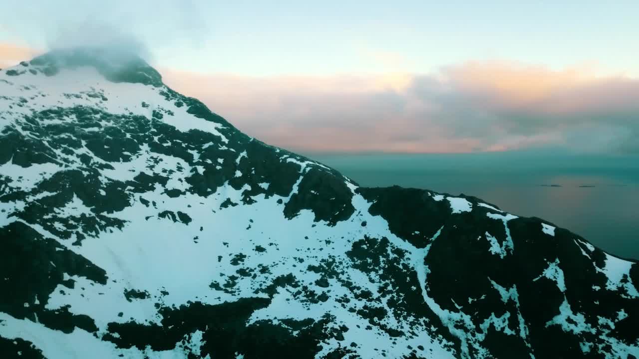 天空中白云下的雪山的宁静景象——挪威特罗姆瑟视频素材