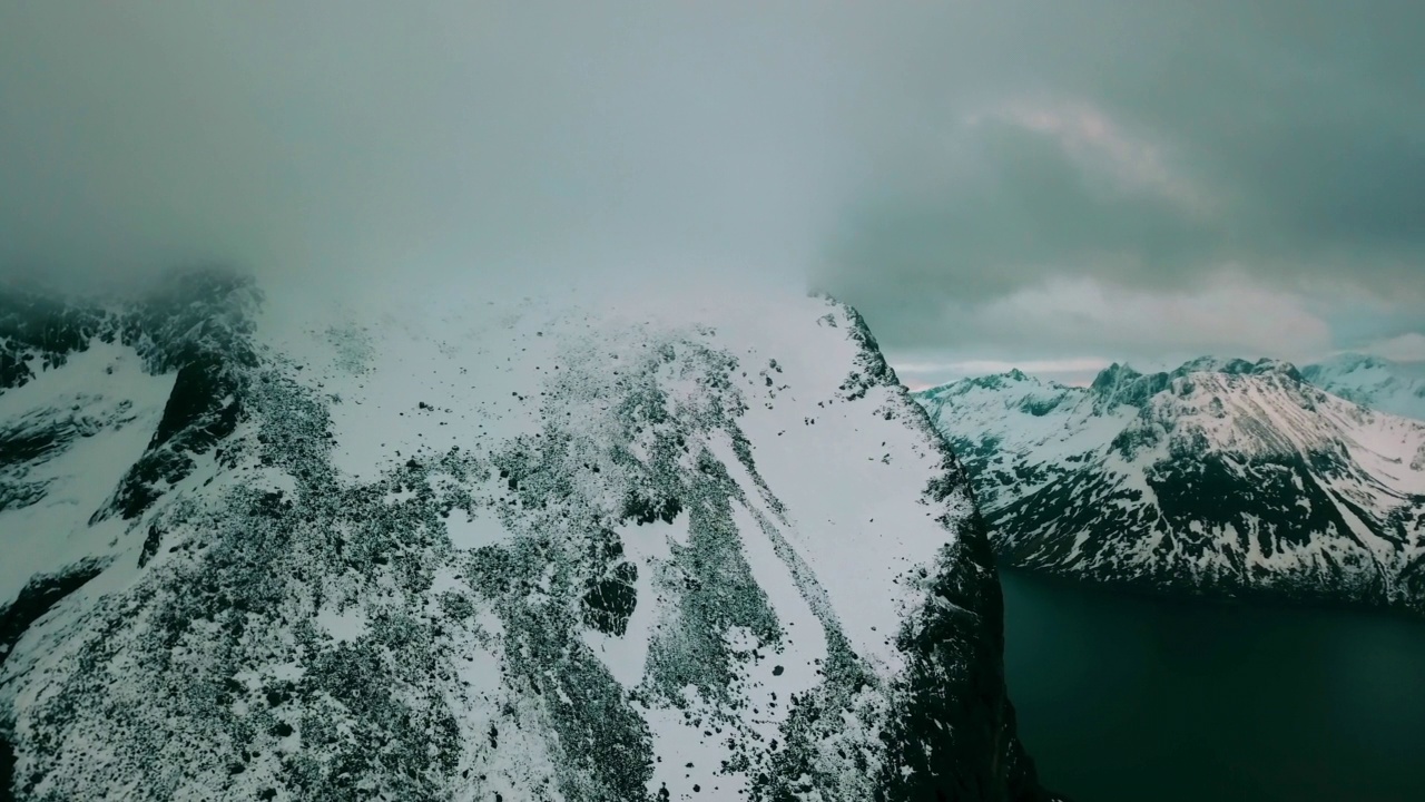 天空多云，海上雪山的空中美景——挪威特罗姆瑟视频素材