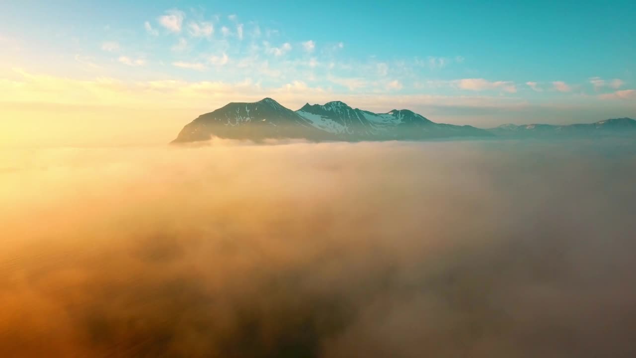 日落时多云天空中雪山的空中向上拍摄-挪威特罗姆瑟视频素材