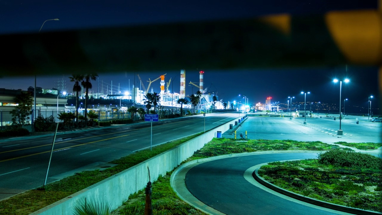 车辆在道路上移动的时间间隔镜头与照明船坞在夜晚的背景-洛杉矶，加利福尼亚州视频素材