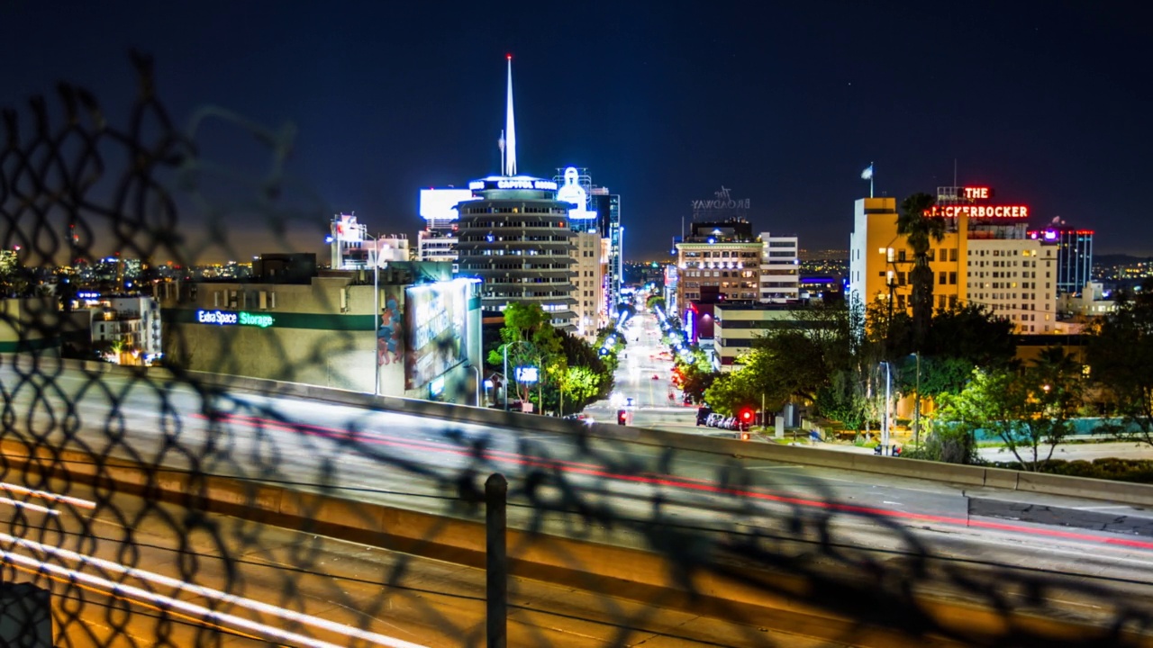 夜晚在现代建筑中拍摄城市繁忙道路的封锁时间镜头——加利福尼亚州洛杉矶视频素材