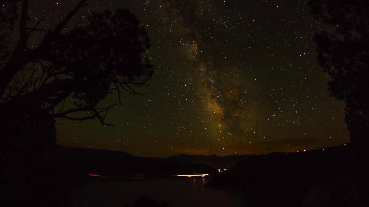 夜晚在田园诗般的星空下拍摄的湖——犹他州拱门国家公园视频素材