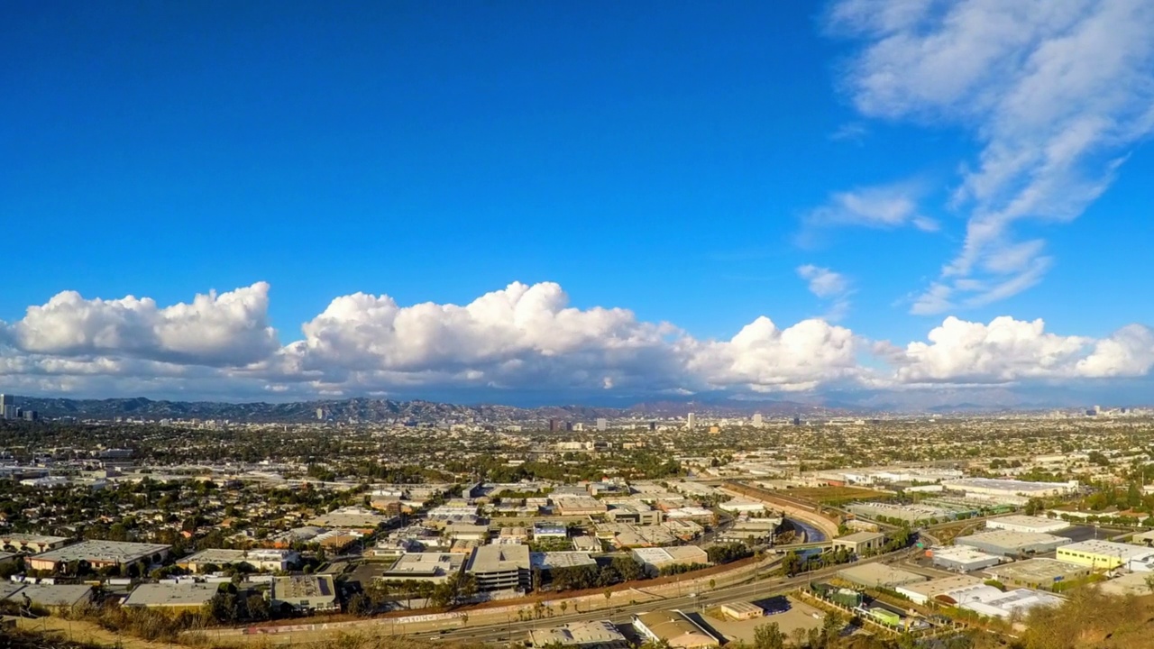 在阳光明媚的日子里拍摄美丽的城市景观的时间推移平移镜头-洛杉矶，加利福尼亚视频素材