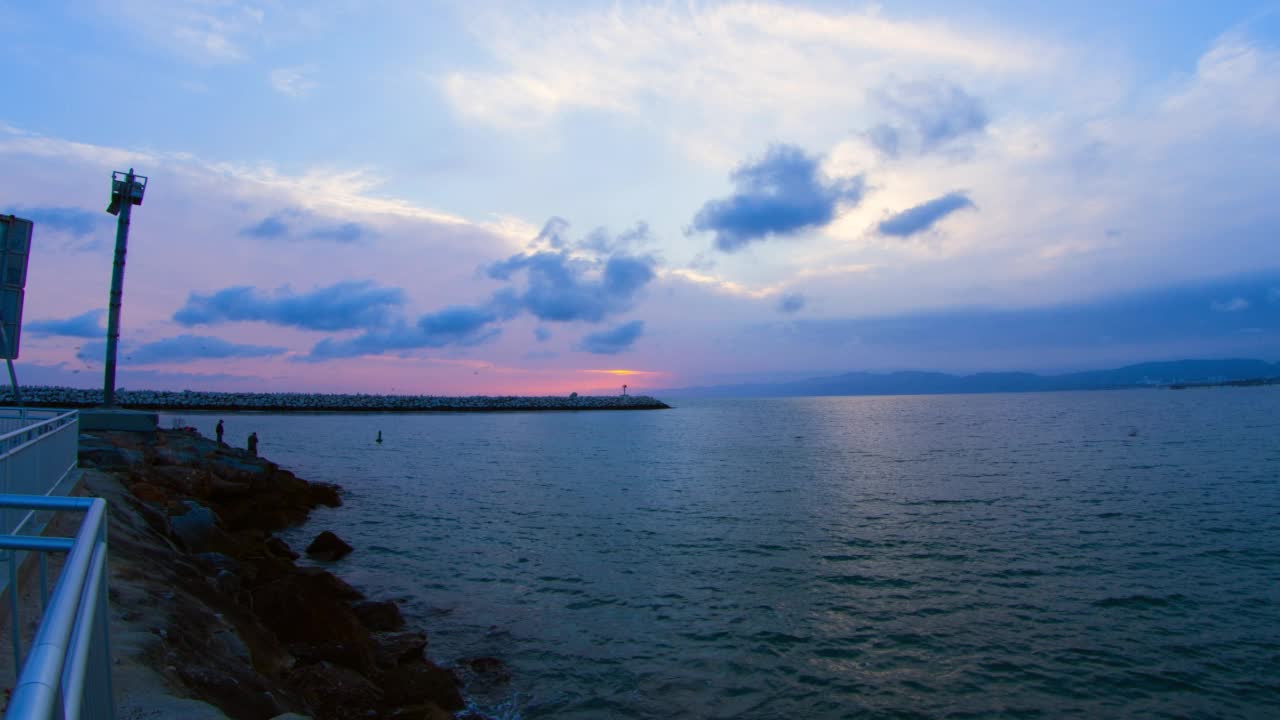 在日落到黄昏期间，美丽的波状的海在天空的云下山脉的景色-拉斯维加斯，加利福尼亚州视频素材