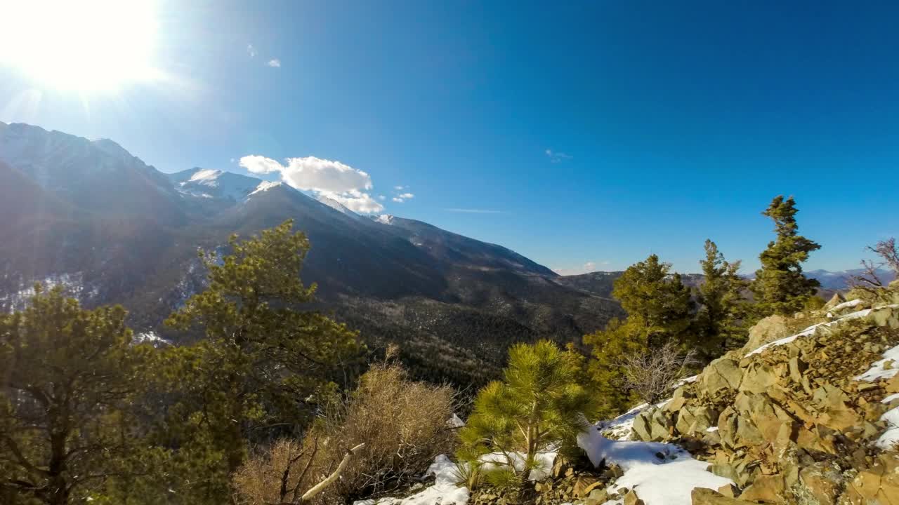 在阳光明媚的日子里，游客在雪山上的平移时间镜头-科罗拉多斯普林斯，科罗拉多州视频素材