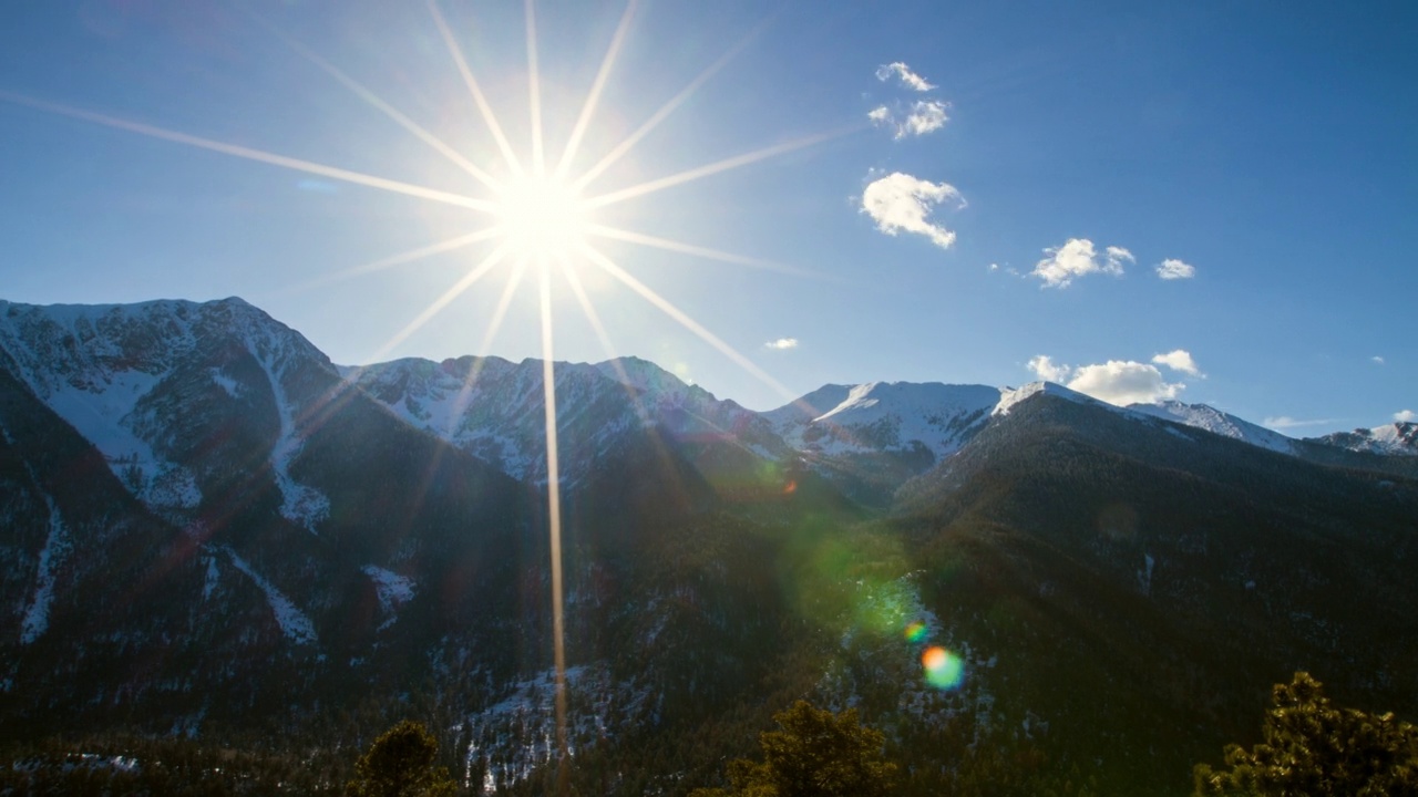 空中平移时间拍摄的阳光落在雪山-科罗拉多斯普林斯，科罗拉多州视频素材