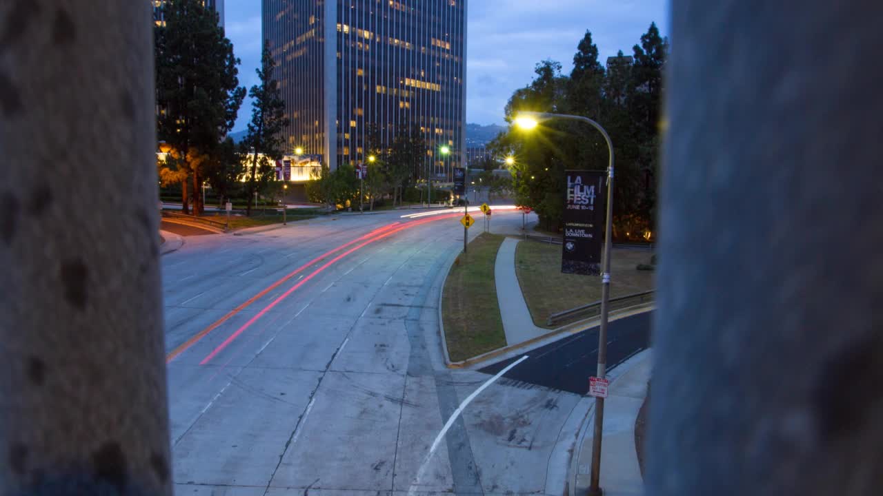 由夜间行驶在道路上的车辆拍摄的照明现代住宅建筑的时间间隔镜头-洛杉矶，加利福尼亚州视频素材